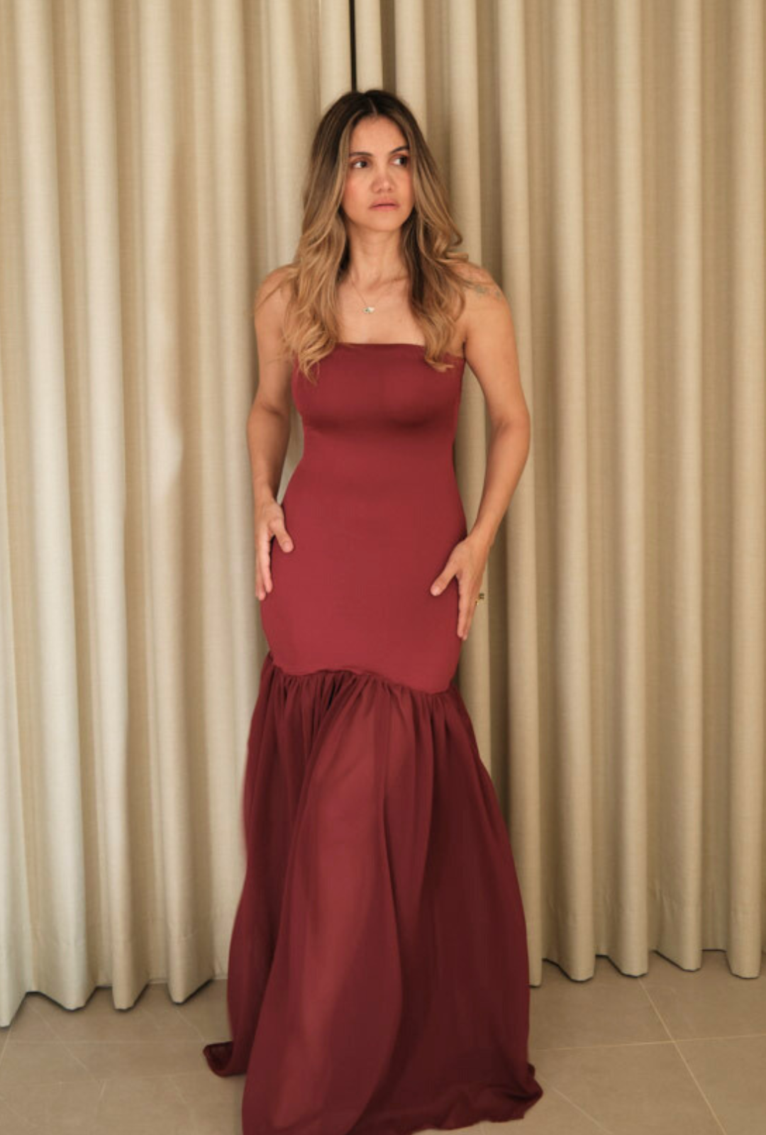 Vestido tulipán vinotinto